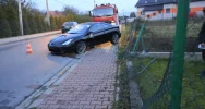 18-latek toyotą uderzył w ogrodzenie - zdjęcie 4