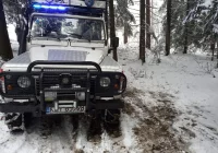 Karetka utknęła na zaśnieżonej drodze, wezwano strażaków. Mimo reanimacji pacjent zmarł - zdjęcie główne