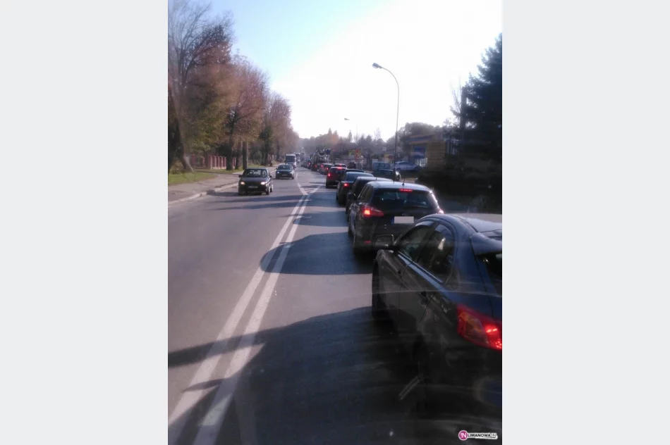 Miasto znów zakorkowane. Drogowcy kierują ruchem, policja kontroluje - zdjęcie 2