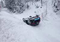 Seat dachował w rowie, 35-latek z mandatem - zdjęcie główne