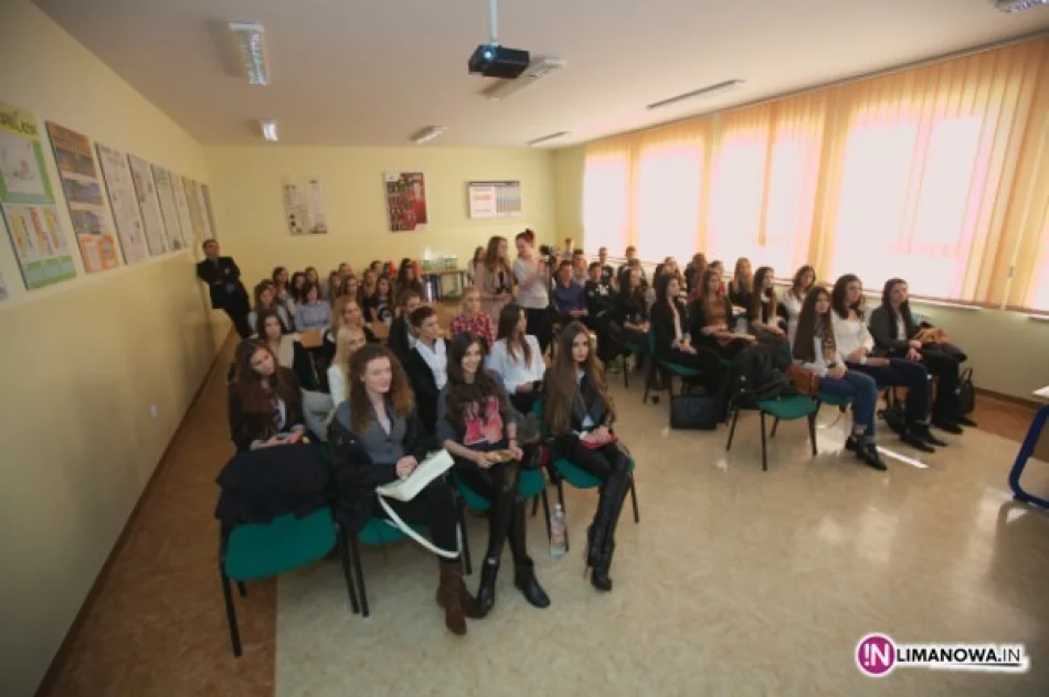 Finalistki konkursu piękności w ZSTI - zdjęcie 2