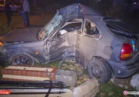 19-latek złamał samochód na ogrodzeniu - zdjęcie główne