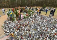 Fani tłumnie odwiedzają grób Krzysztofa Krawczyka w podłódzkich Grotnikach - zdjęcie główne