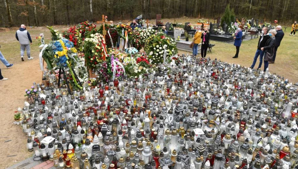 Fani tłumnie odwiedzają grób Krzysztofa Krawczyka w podłódzkich Grotnikach - zdjęcie 1