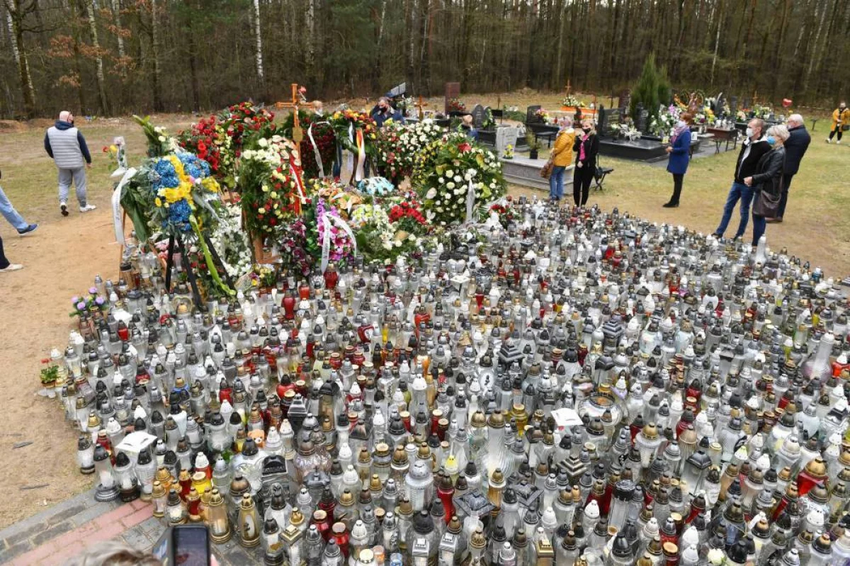 Fani tłumnie odwiedzają grób Krzysztofa Krawczyka w podłódzkich Grotnikach
