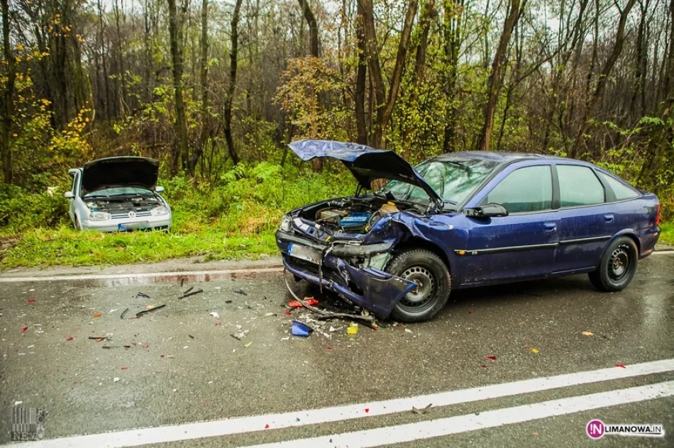 Zderzenie samochodów. dwie osoby poszkodowane - zdjęcie 3