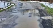 Kałuże zasłaniają ogromne dziury. Mieszkańcy liczą na remont - zdjęcie 2