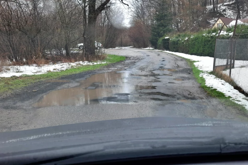 Kałuże zasłaniają ogromne dziury. Mieszkańcy liczą na remont - zdjęcie 3