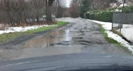 Kałuże zasłaniają ogromne dziury. Mieszkańcy liczą na remont - zdjęcie 3