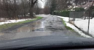 Kałuże zasłaniają ogromne dziury. Mieszkańcy liczą na remont - zdjęcie 4