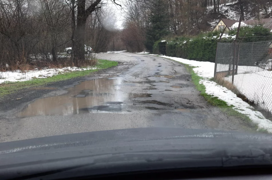 Kałuże zasłaniają ogromne dziury. Mieszkańcy liczą na remont - zdjęcie 4