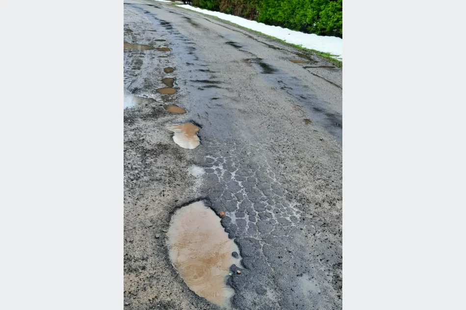 Kałuże zasłaniają ogromne dziury. Mieszkańcy liczą na remont - zdjęcie 5