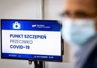 Zmarło blisko 700 osób, kolejne dwa zgony w powiecie limanowskim. UE uzgodniła specyfikacje techniczne paszportów szczepień  - zdjęcie główne