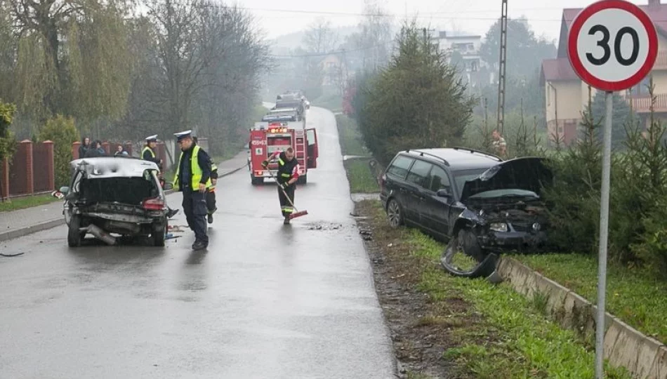 Zderzenie samochodów, wśród poszkodowanych dzieci - zdjęcie 1