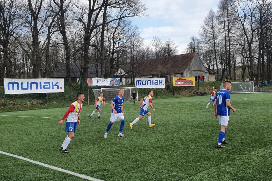 Derbowy pojedynek w Słopnicach dla Limanovii. Hat-trick Sywestra Tokarza. - zdjęcie 3