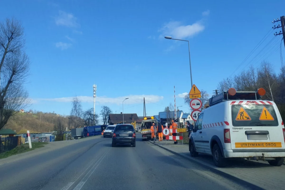 Sygnalizacja świetlna i ruch wahadłowy na drodze wojewódzkiej - tworzą się ogromne korki