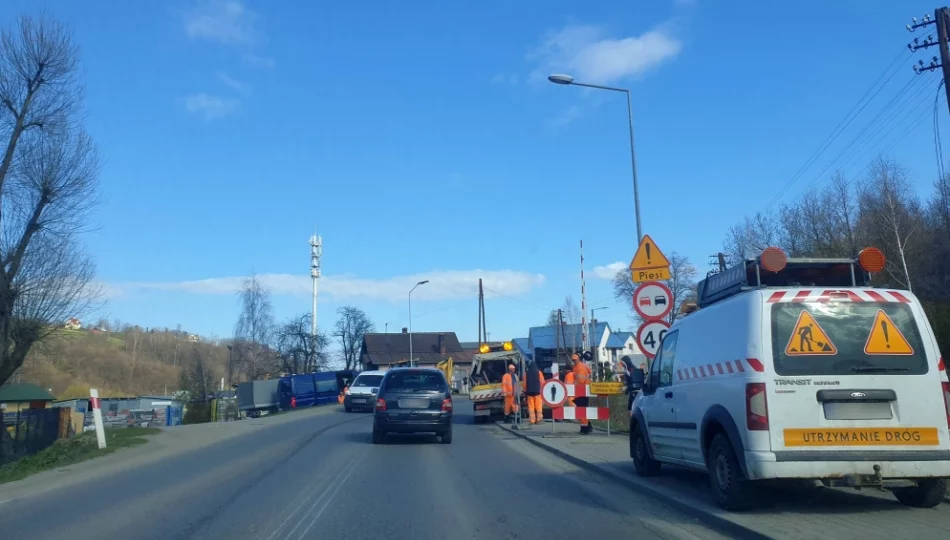 Sygnalizacja świetlna i ruch wahadłowy na drodze wojewódzkiej - tworzą się ogromne korki - zdjęcie 1