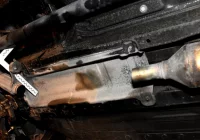 Zaparkowali i wybrali się w góry. Z auta skradziono... katalizator - zdjęcie główne