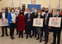 Wicewojewoda wręczył samorządowcom symboliczne czeki - zdjęcie główne