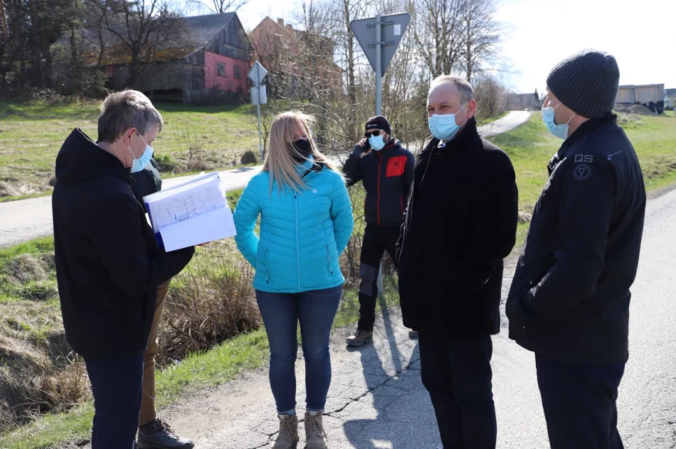 Przekazanie placów budowy pod wykonanie dróg w Siekierczynie i Lipowem - zdjęcie 6