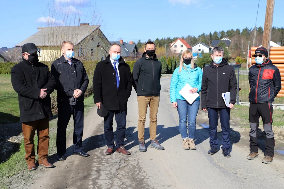 Przekazanie placów budowy pod wykonanie dróg w Siekierczynie i Lipowem - zdjęcie 3