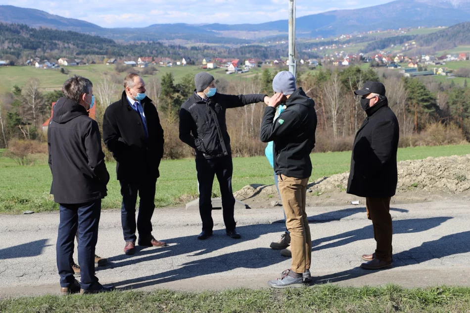 Przekazanie placów budowy pod wykonanie dróg w Siekierczynie i Lipowem - zdjęcie 5