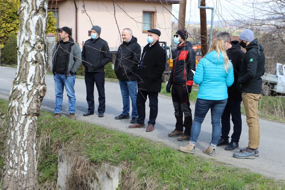 Przekazanie placów budowy pod wykonanie dróg w Siekierczynie i Lipowem - zdjęcie 8