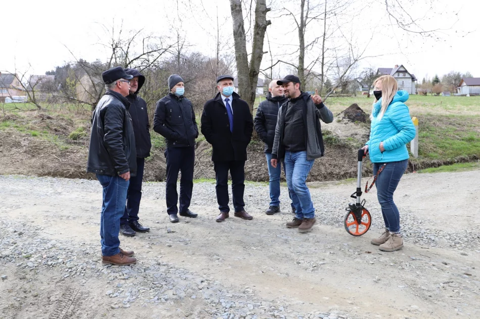 Przekazanie placów budowy pod wykonanie dróg w Siekierczynie i Lipowem - zdjęcie 9