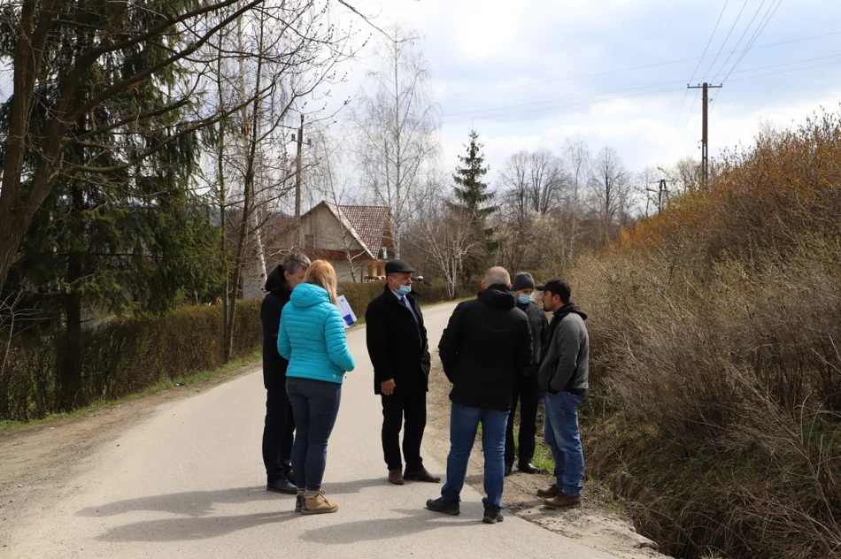Przekazanie placów budowy pod wykonanie dróg w Siekierczynie i Lipowem - zdjęcie 11