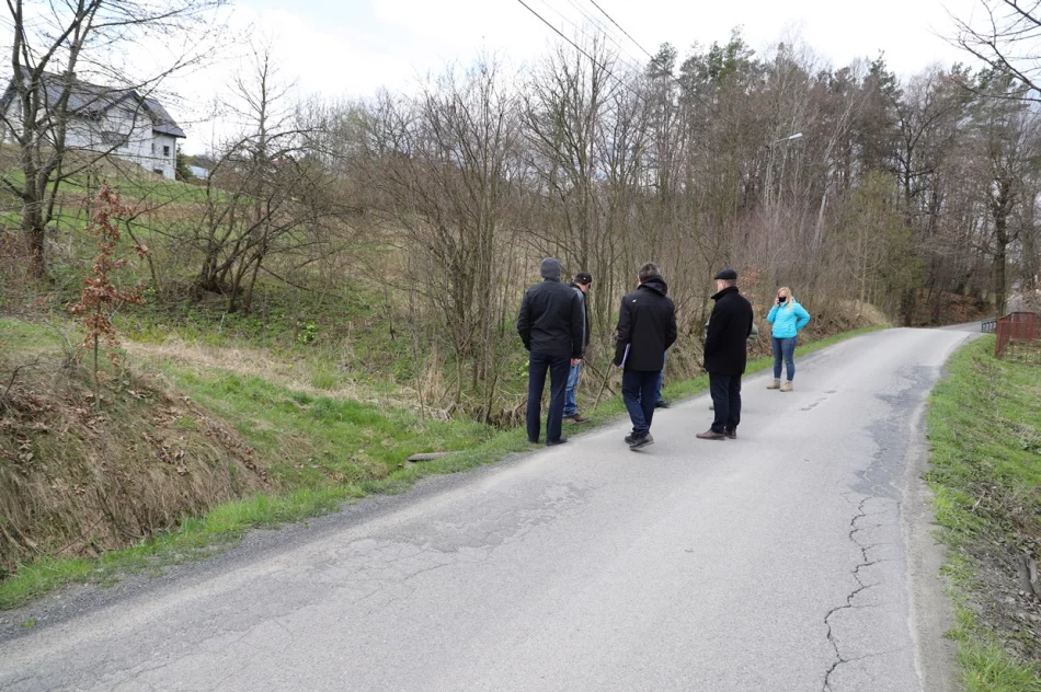 Przekazanie placów budowy pod wykonanie dróg w Siekierczynie i Lipowem - zdjęcie 12