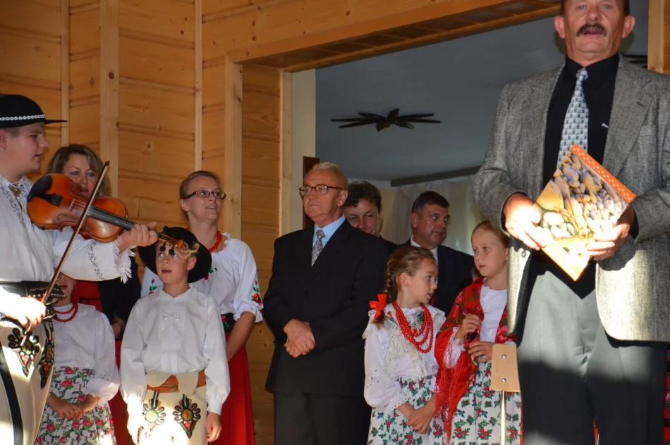 Kierował szkołą, założył zespół regionalny i teatr lalek. Odszedł Marian Kowalik - zdjęcie 7