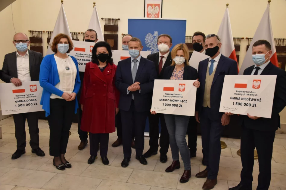 Promesa na budowę hali sportowej w Męcinie odebrana - zdjęcie 2