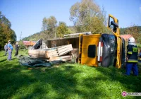 Ciężarówka na boku, rozbiło się 12 ton szkła - zdjęcie główne