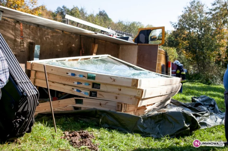 Ciężarówka na boku, rozbiło się 12 ton szkła - zdjęcie 2