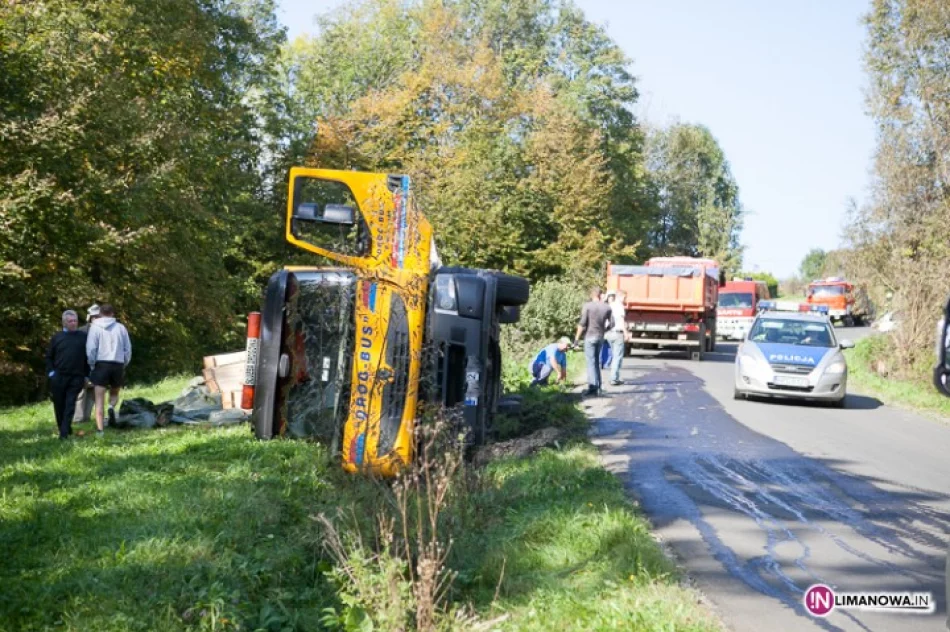 Ciężarówka na boku, rozbiło się 12 ton szkła - zdjęcie 3