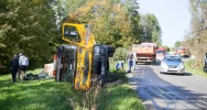 Ciężarówka na boku, rozbiło się 12 ton szkła - zdjęcie 3