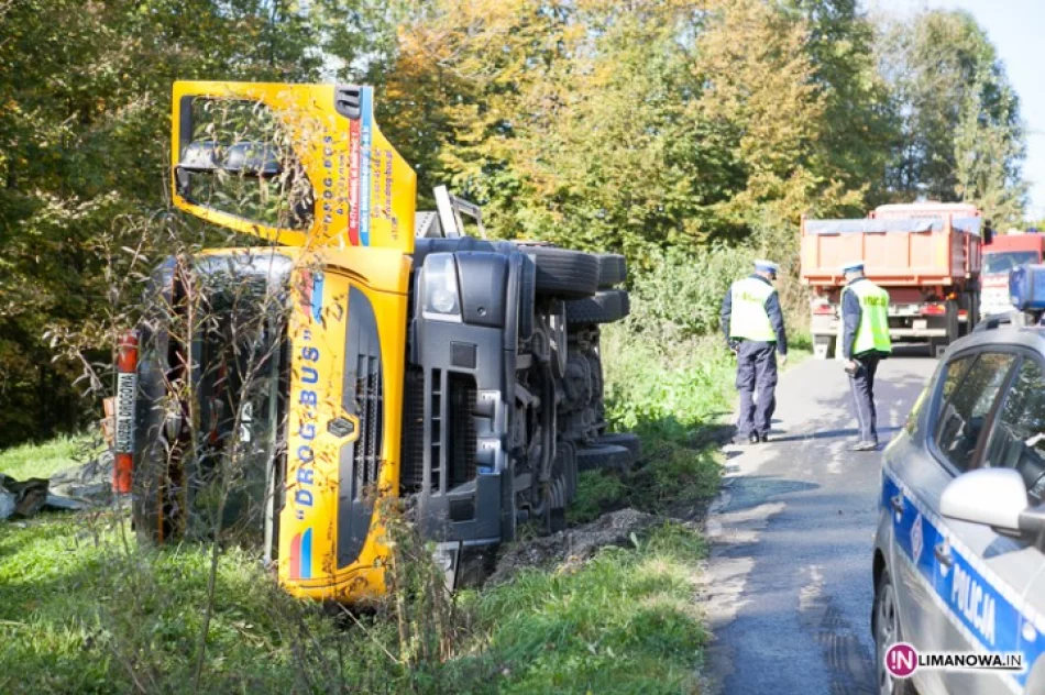 Ciężarówka na boku, rozbiło się 12 ton szkła - zdjęcie 4