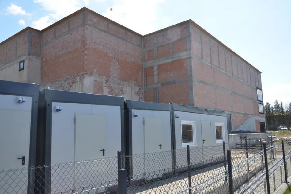 Kontenerowe szatnie na stadionie - zdjęcie 2