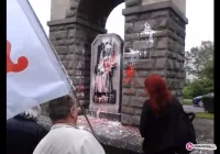 Zburzą pomnik. W tle Limanowa - zdjęcie główne