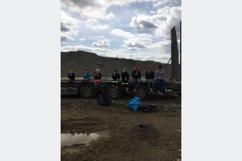 Mieszkańcy posprzątali gminę: zebrali kilkaset worków śmieci i odpady wielkogabarytowe - zdjęcie 17