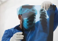 Najnowsze dane ministerstwa o COVID-19 w Polsce i regionie. U polskiego dyplomaty potwierdzono indyjski wariant koronawirusa - zdjęcie główne