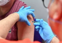 Spadki zakażeń i zgonów w Polsce. Koreański ekspert: zaszczepienie 70 proc. ludności nie wystarczy do odporności zbiorowej - zdjęcie główne