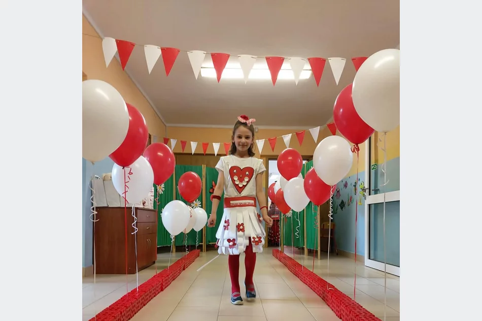 Pokaz mody patriotycznej z elementami EKO w Miejskim Przedszkolu Nr 1 w Limanowej - zdjęcie 2
