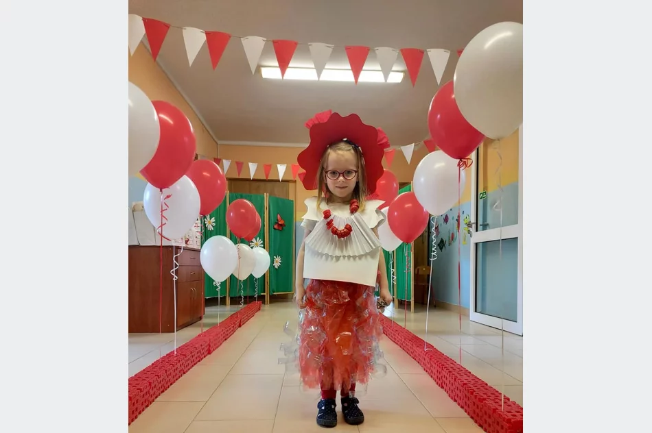 Pokaz mody patriotycznej z elementami EKO w Miejskim Przedszkolu Nr 1 w Limanowej - zdjęcie 3