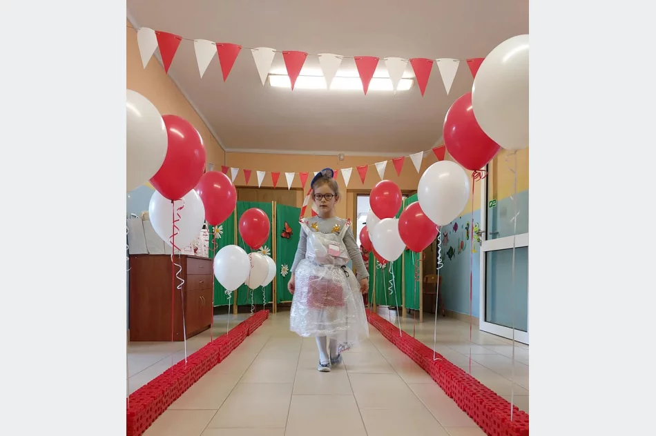 Pokaz mody patriotycznej z elementami EKO w Miejskim Przedszkolu Nr 1 w Limanowej - zdjęcie 4