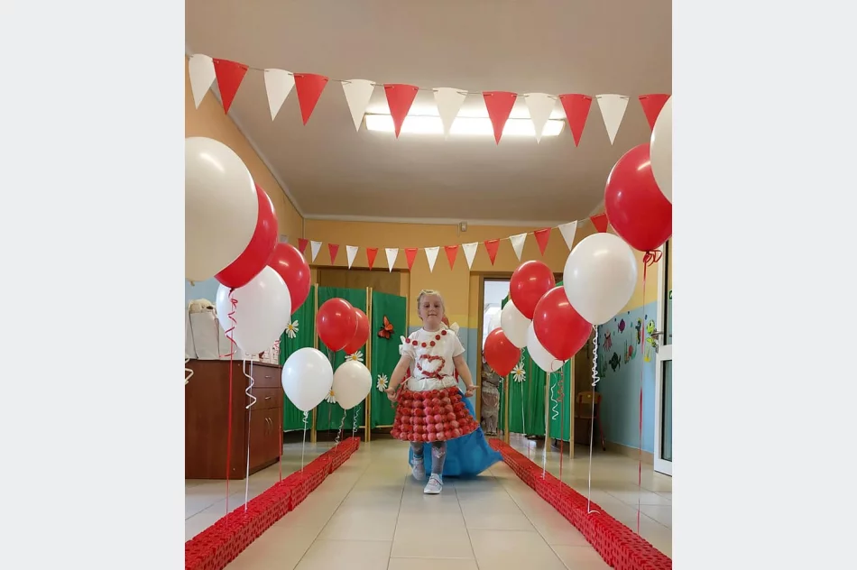 Pokaz mody patriotycznej z elementami EKO w Miejskim Przedszkolu Nr 1 w Limanowej - zdjęcie 5