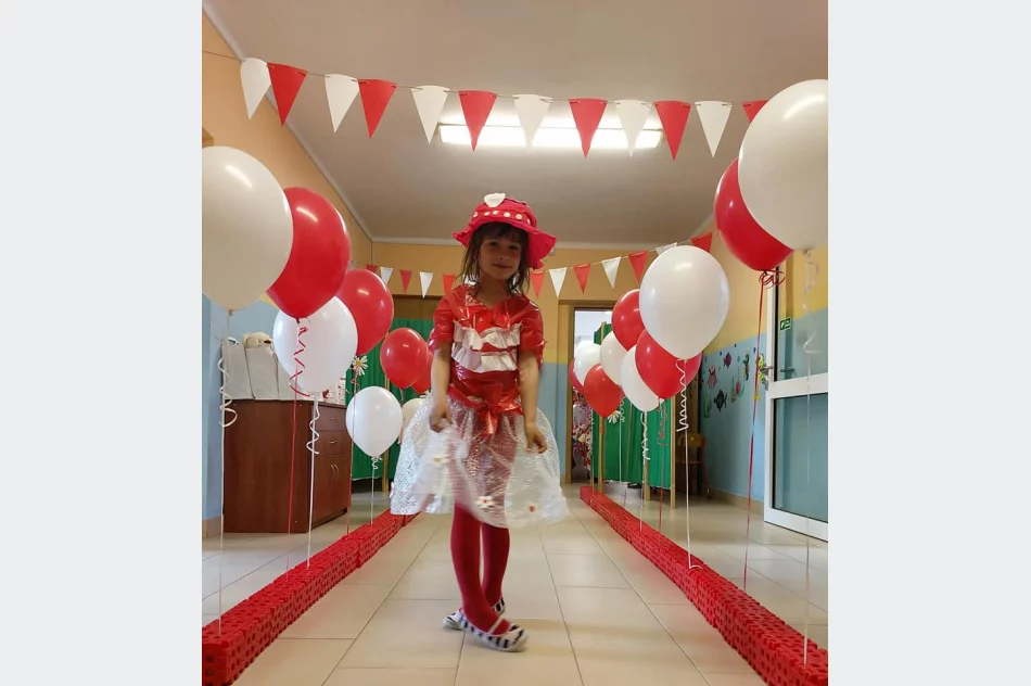 Pokaz mody patriotycznej z elementami EKO w Miejskim Przedszkolu Nr 1 w Limanowej - zdjęcie 8