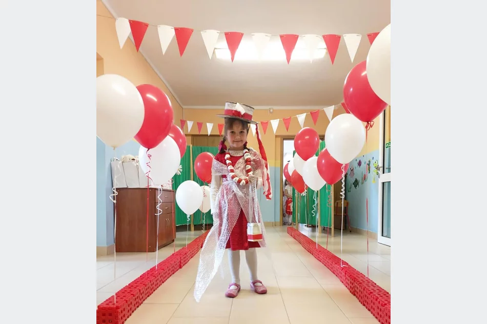 Pokaz mody patriotycznej z elementami EKO w Miejskim Przedszkolu Nr 1 w Limanowej - zdjęcie 9