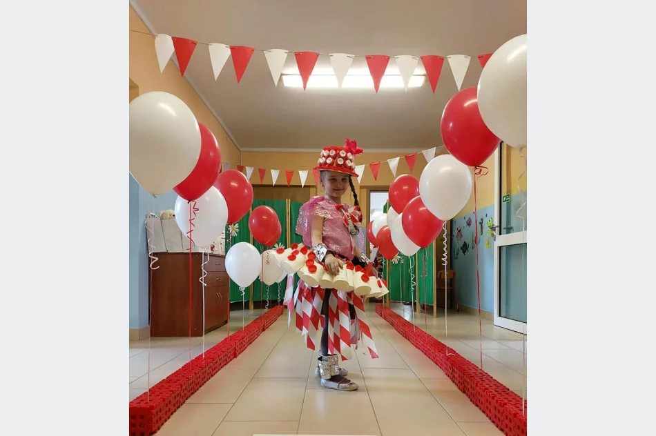 Pokaz mody patriotycznej z elementami EKO w Miejskim Przedszkolu Nr 1 w Limanowej - zdjęcie 10