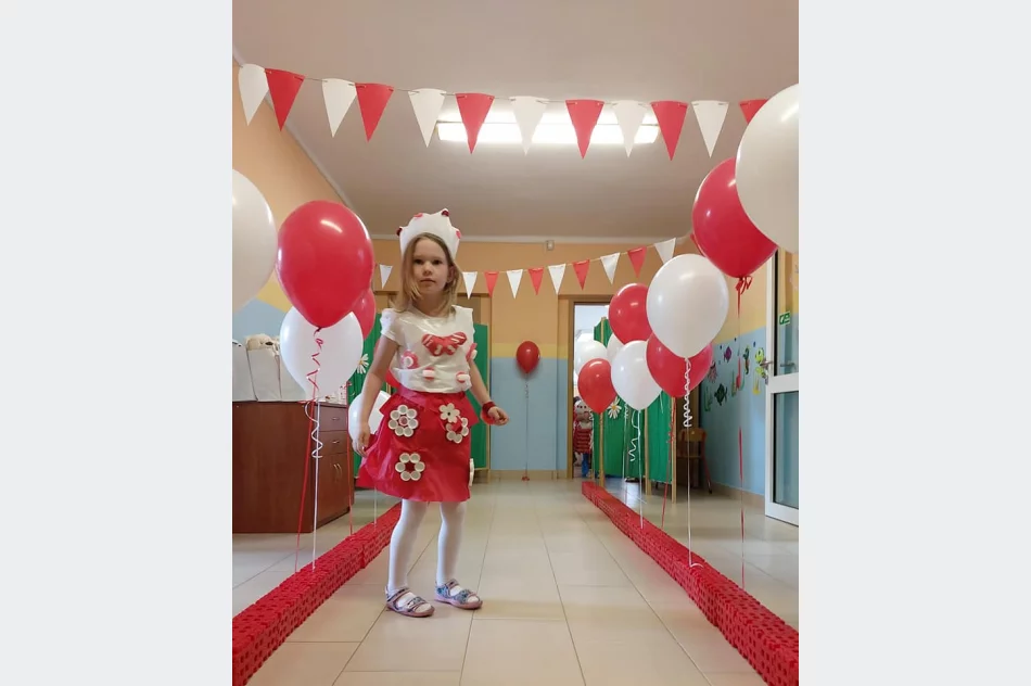 Pokaz mody patriotycznej z elementami EKO w Miejskim Przedszkolu Nr 1 w Limanowej - zdjęcie 11